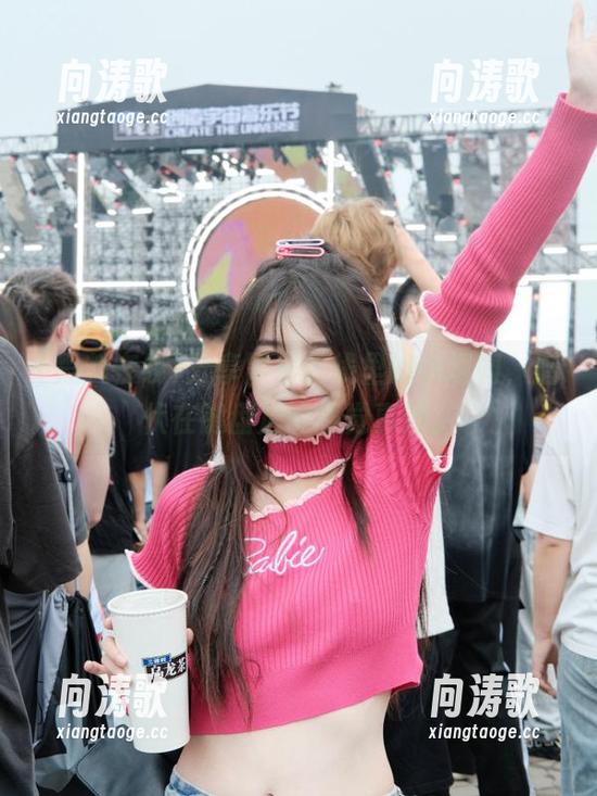 分享黑料在线里的小趣闻，潜伏在键盘后的感觉真妙。