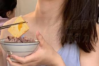 та“黑料视频网”的奇怪入口，有种危险的吸引力！